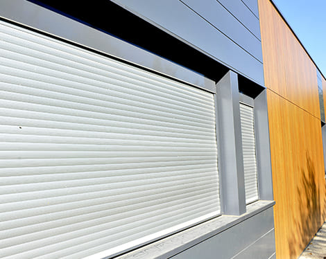 Coloralu : porte de garage aluminium au May-sur-Èvre près de Cholet (49)